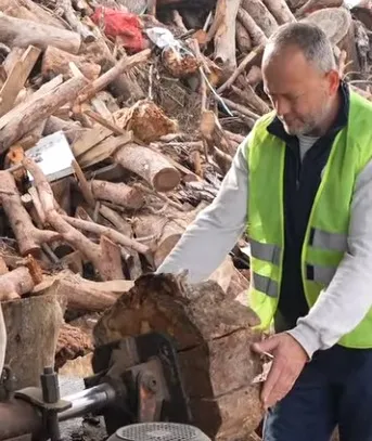 Manisa’da kışa sıcak destek: Belediyeden vatandaşa odun yağıyor!