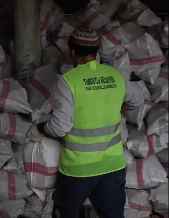 Manisa’da kışa sıcak destek: Belediyeden vatandaşa odun yağıyor!