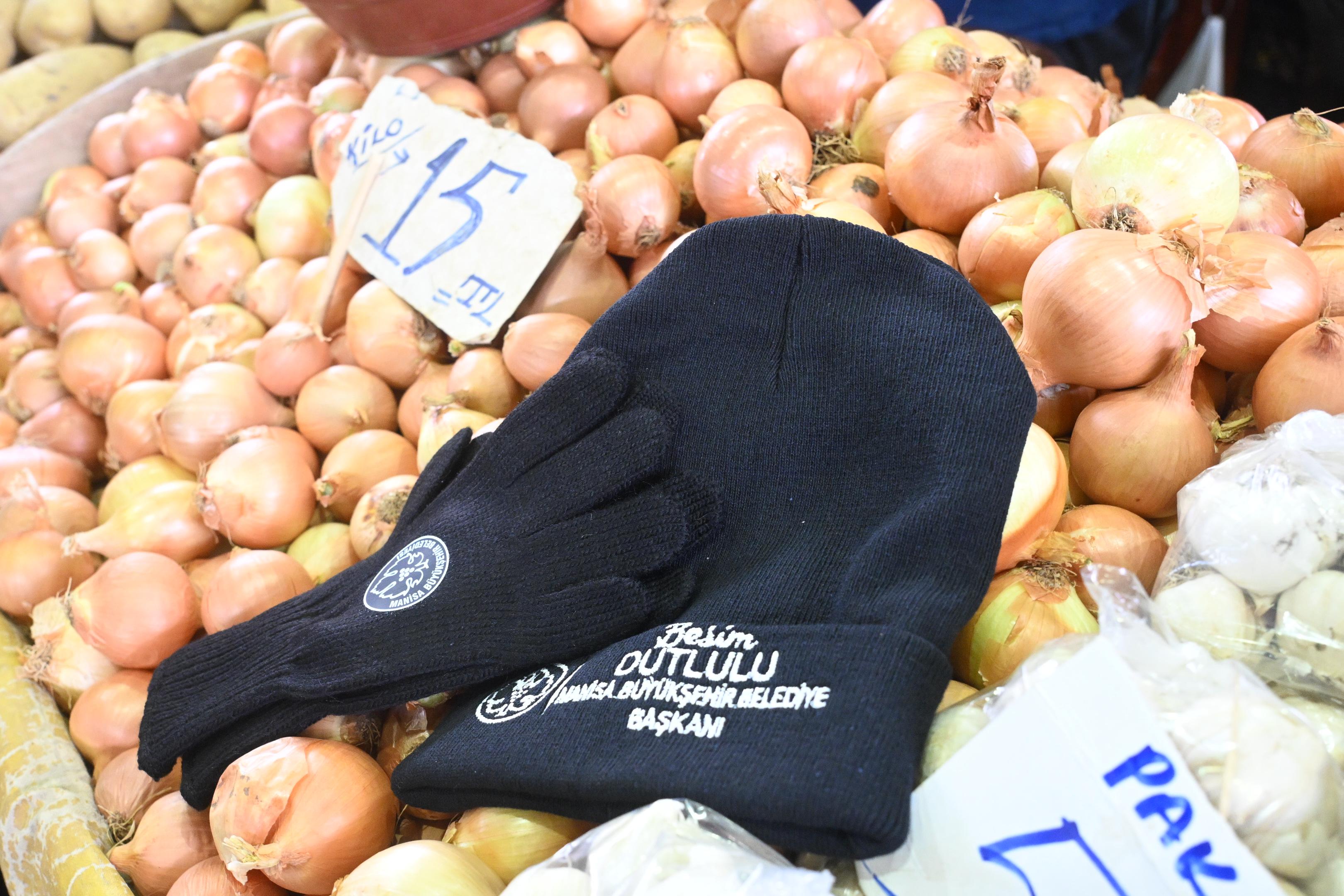 Çarşamba Pazarı Esnafına Eldiven ve Bere Desteği