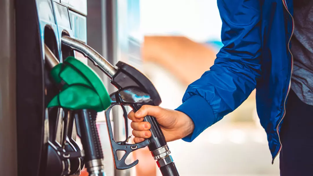 Akaryakıta Çifte Zam Kapıda: Benzin Bu Gece, Motorin Cumartesi