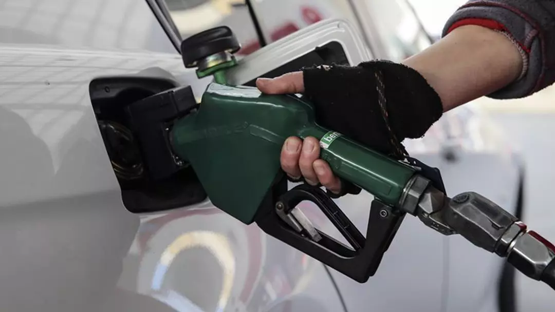 Akaryakıta Çifte Zam Kapıda: Benzin Bu Gece, Motorin Cumartesi