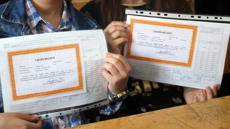 Okullarda yeni dönem başladı: Karneyle beraber verilecek