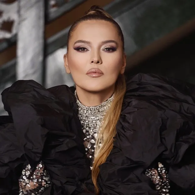 Bir Yanda Demet Akalın, Bir Yanda Serenay Sarıkaya... Elle Awards 2026'Da Gündem Hande Erçel!-1