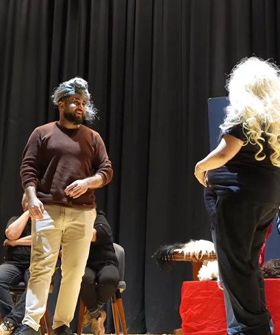 Manisa'da sahne perdesi bu kez doğaçlamaya açıldı