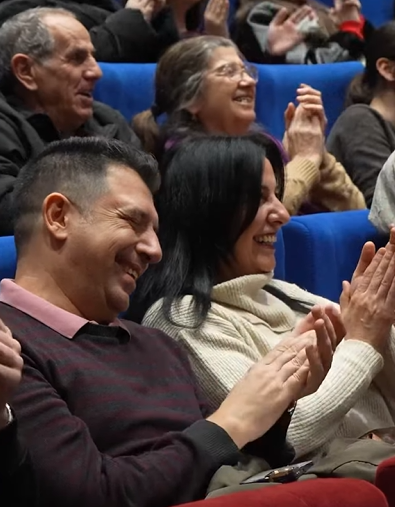 Manisa'da sahne perdesi bu kez doğaçlamaya açıldı