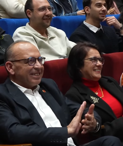 Manisa'da sahne perdesi bu kez doğaçlamaya açıldı