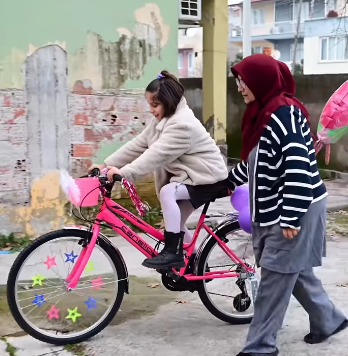 Besim Dutlulu Ferdi Zeyrek'in Sözünü Tuttu: Elif’in Bisiklet Hayali Gerçeğe Dönüştü