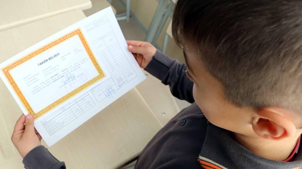 Okullarda yeni dönem başladı: Karneyle beraber verilecek