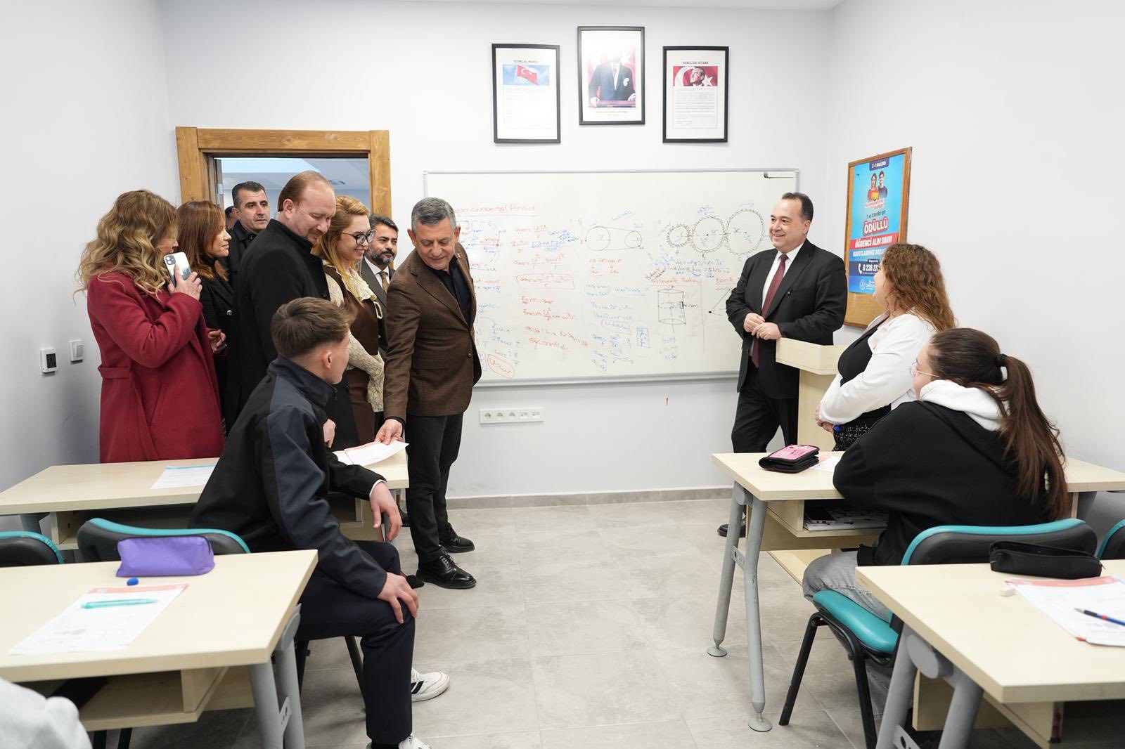 Manisa'nın ilçesinde dev açılış: Gençlik Merkezi, Kent Lokantası ve Halk Mandıra hizmete girdi