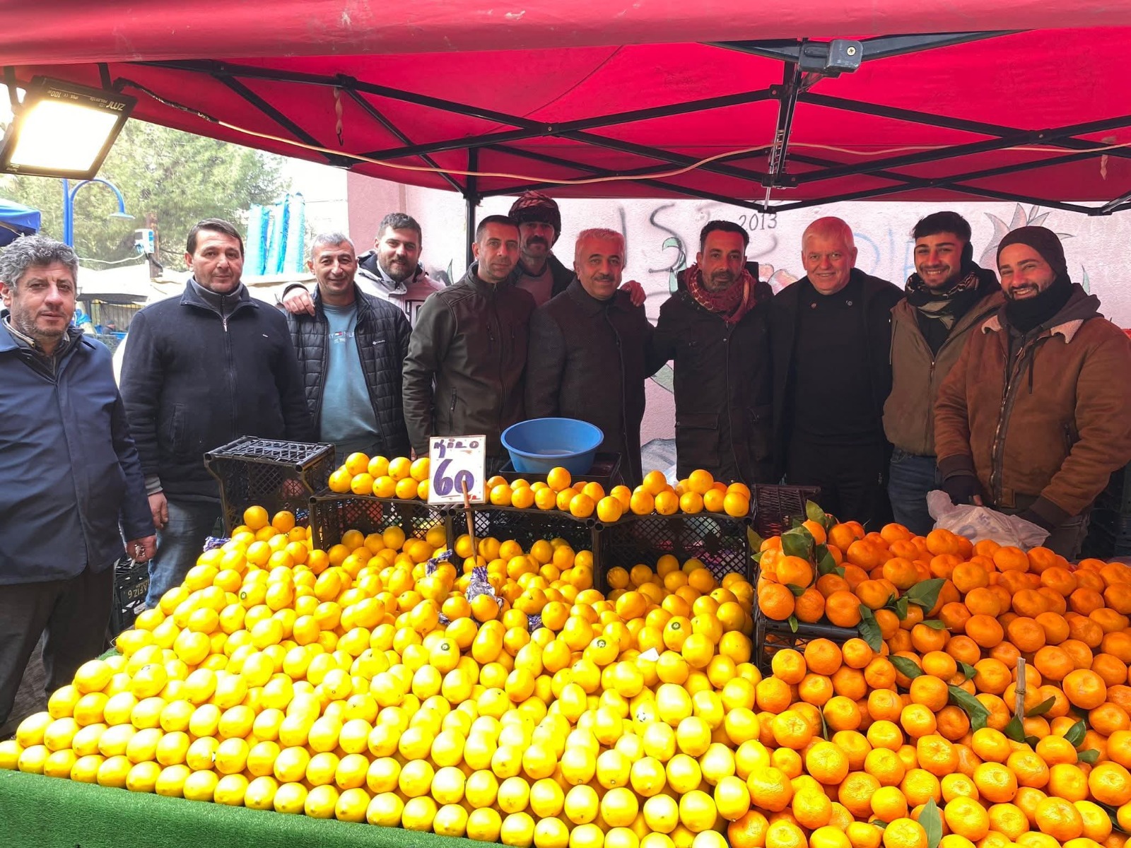 Soğuk havaya rağmen çalışıyorlar... Halim Şener’den Karaköy Pazarı’nda Esnaf Ziyareti