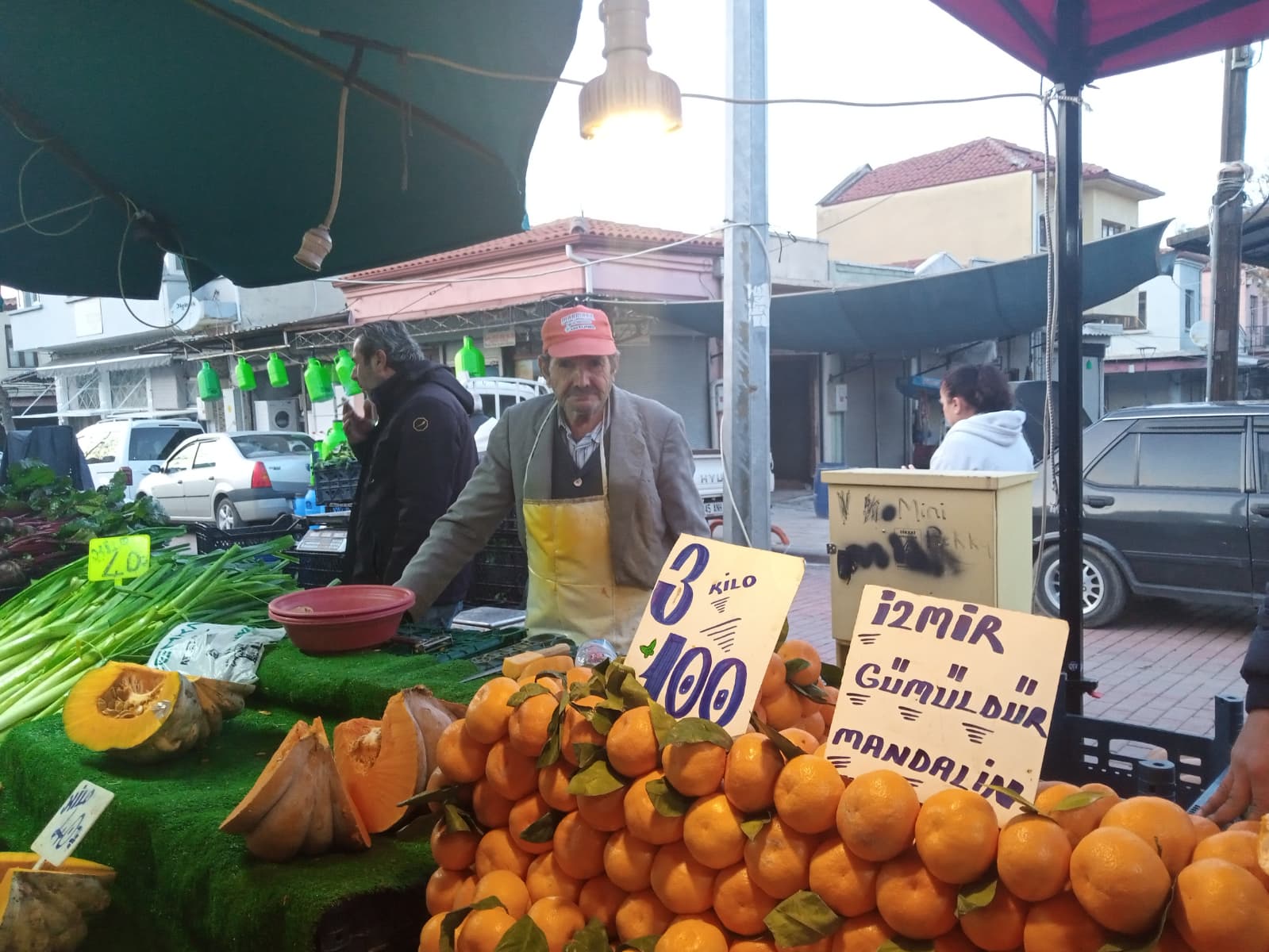 Soğuk havaya rağmen çalışıyorlar... Halim Şener’den Karaköy Pazarı’nda Esnaf Ziyareti