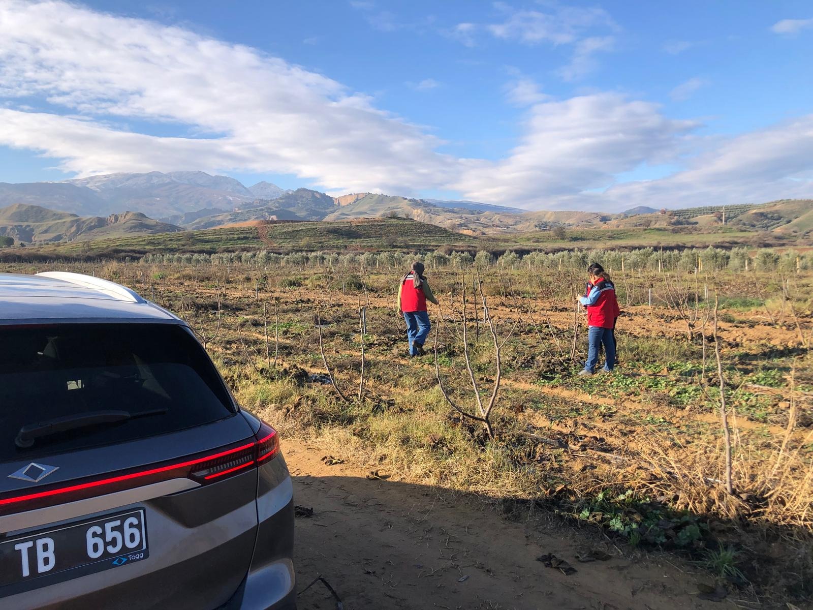 Manisa'da ekiplerden soğuk havada saha incelemesi