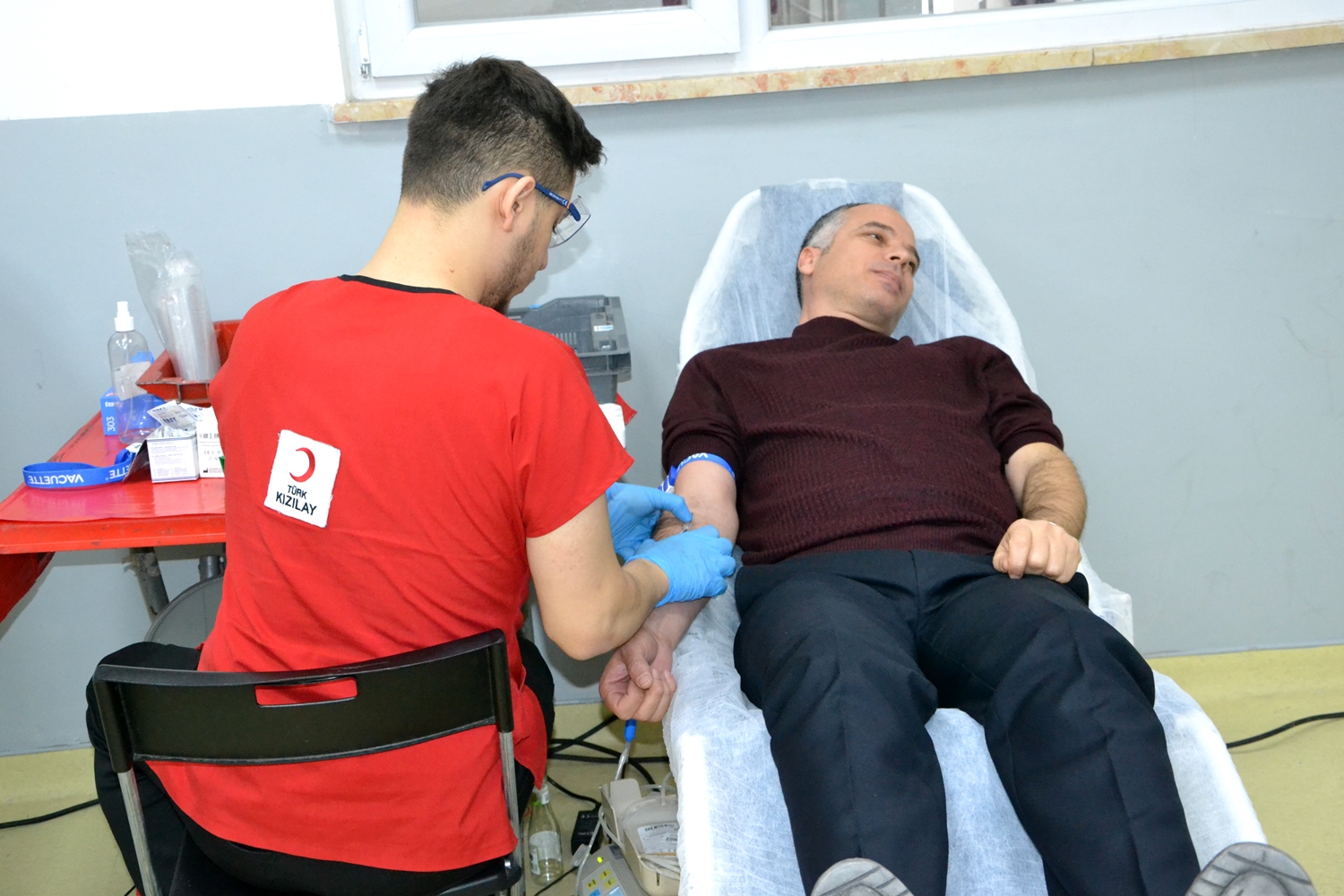 Manisa’da İlkokulda Kan Bağışına Yoğun İlgi