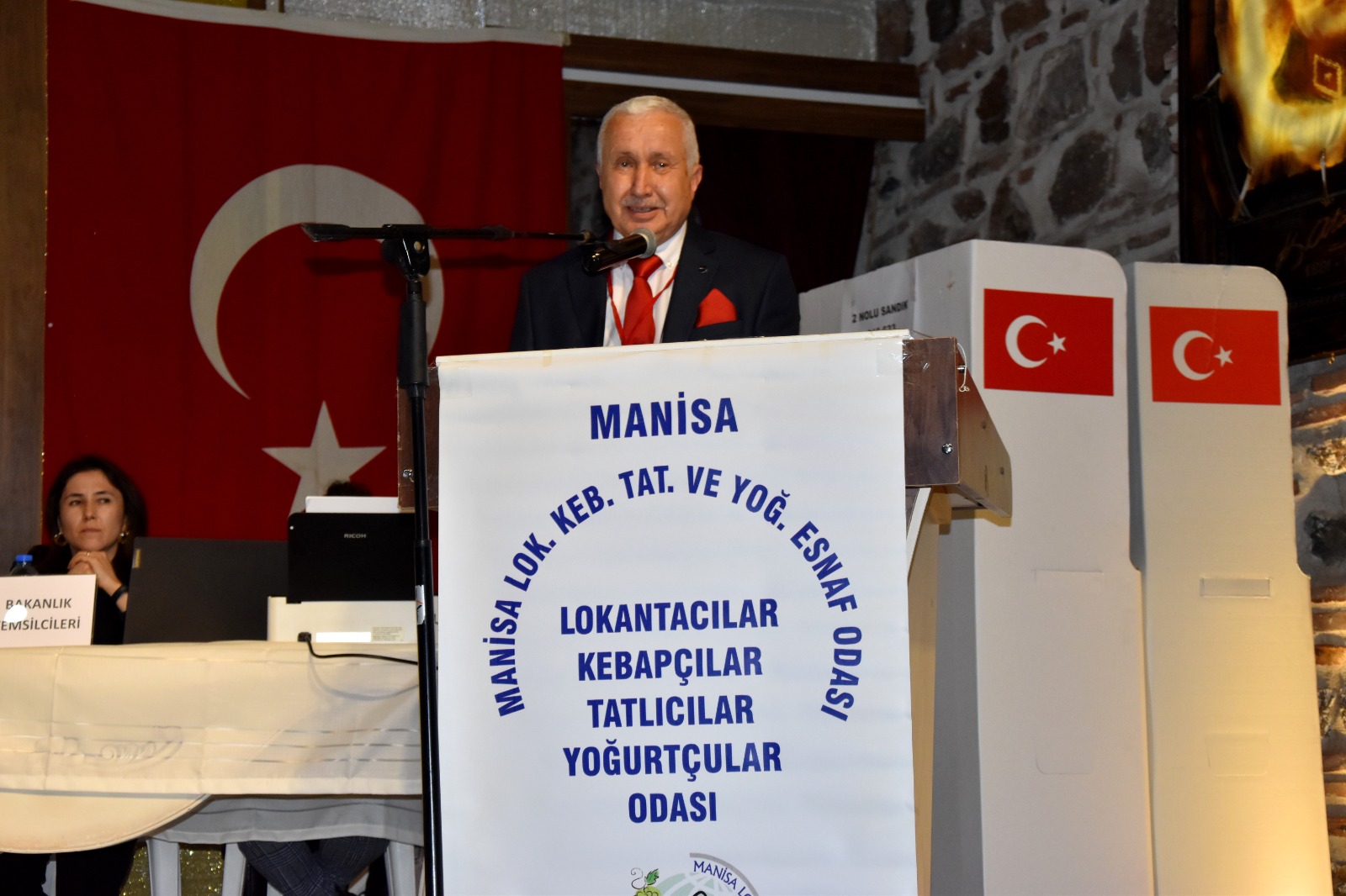 Manisa'da 19 Yıllık Başkana Plaket: “Aşçı Mehmet Abi”den Duygulandıran Veda