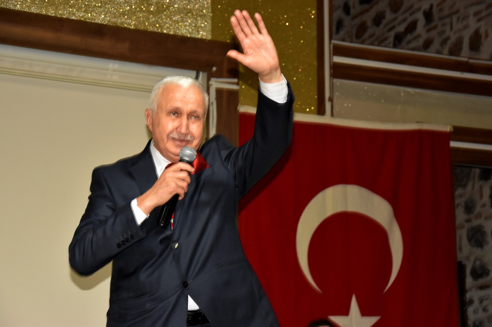 Manisa'da 19 Yıllık Başkana Plaket: “Aşçı Mehmet Abi”den Duygulandıran Veda