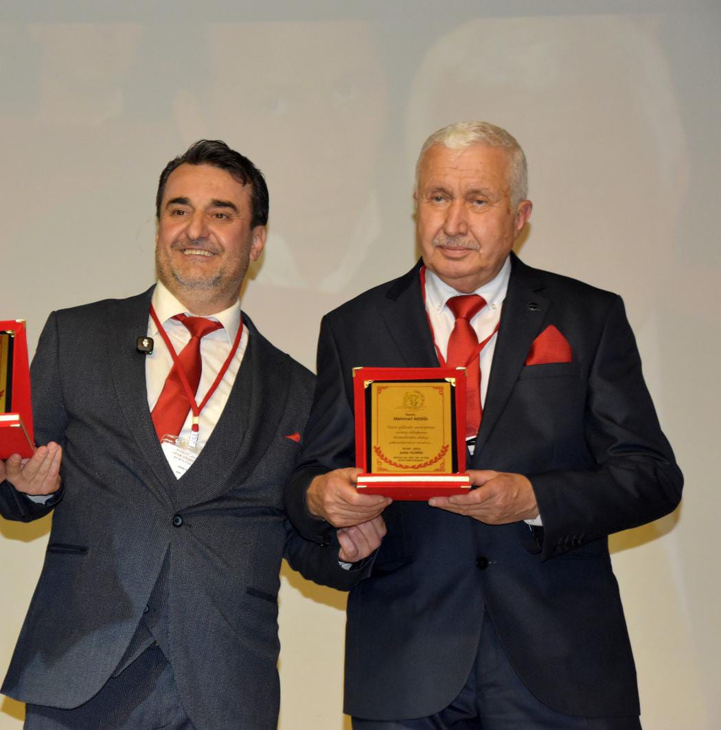 Manisa'da 19 Yıllık Başkana Plaket: “Aşçı Mehmet Abi”den Duygulandıran Veda