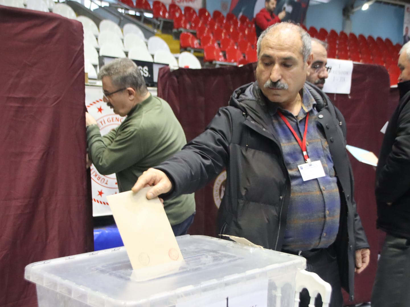 Manisa Şoförler Odası’nda Seçim Günü: Genel Kurulda Sözler Sertleşti