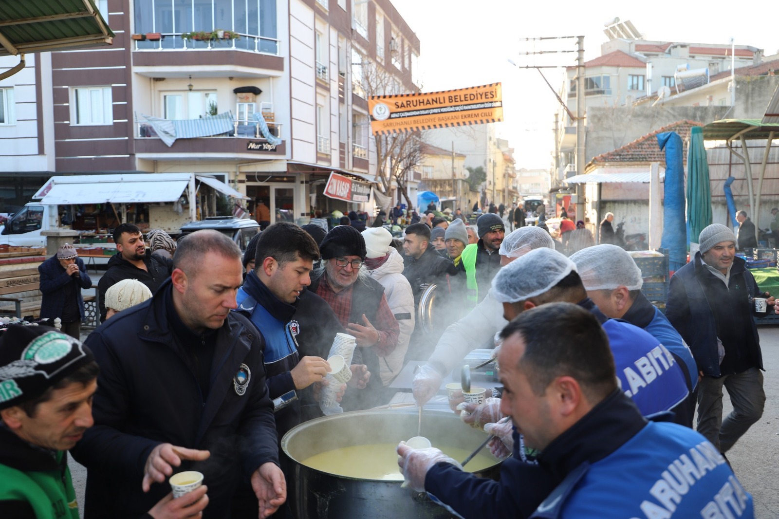 Manisa'da Soğuk Havaya Karşı Sıcak Dokunuş: Pazar Esnafına Çorba İkramı