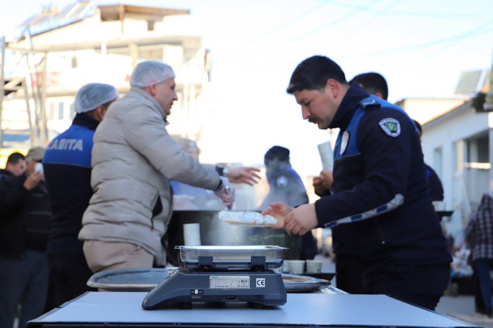 Manisa'da Soğuk Havaya Karşı Sıcak Dokunuş: Pazar Esnafına Çorba İkramı