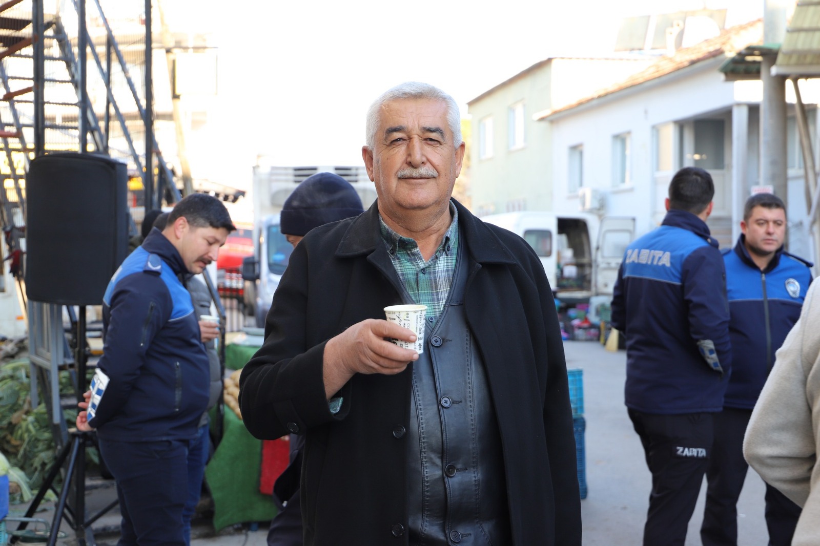 Manisa'da Soğuk Havaya Karşı Sıcak Dokunuş: Pazar Esnafına Çorba İkramı