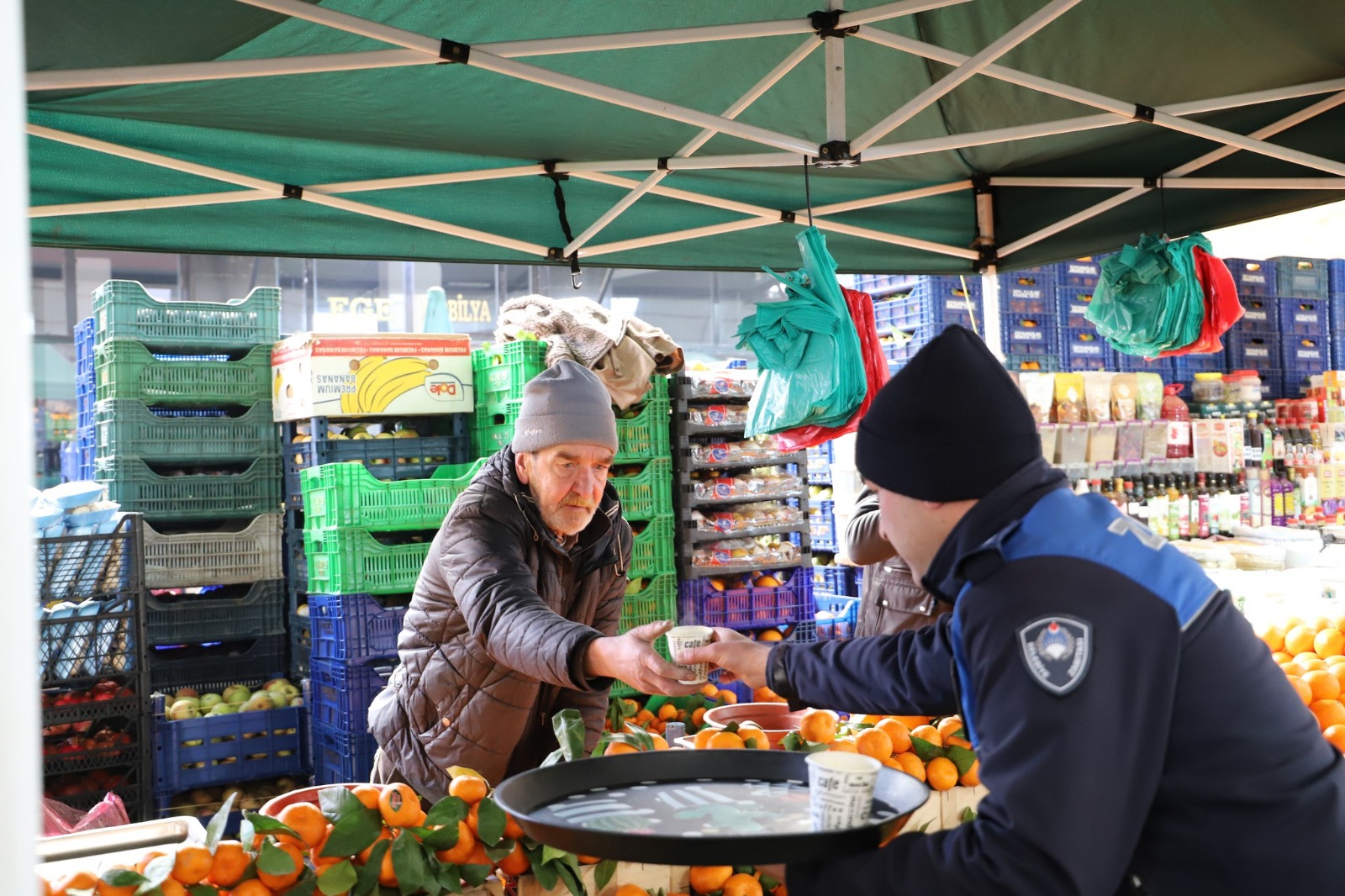 Manisa'da Soğuk Havaya Karşı Sıcak Dokunuş: Pazar Esnafına Çorba İkramı