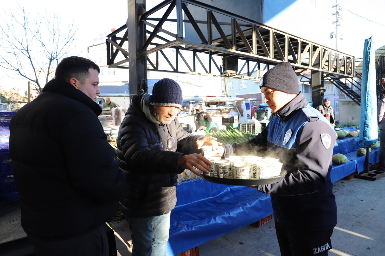 Manisa'da Soğuk Havaya Karşı Sıcak Dokunuş: Pazar Esnafına Çorba İkramı