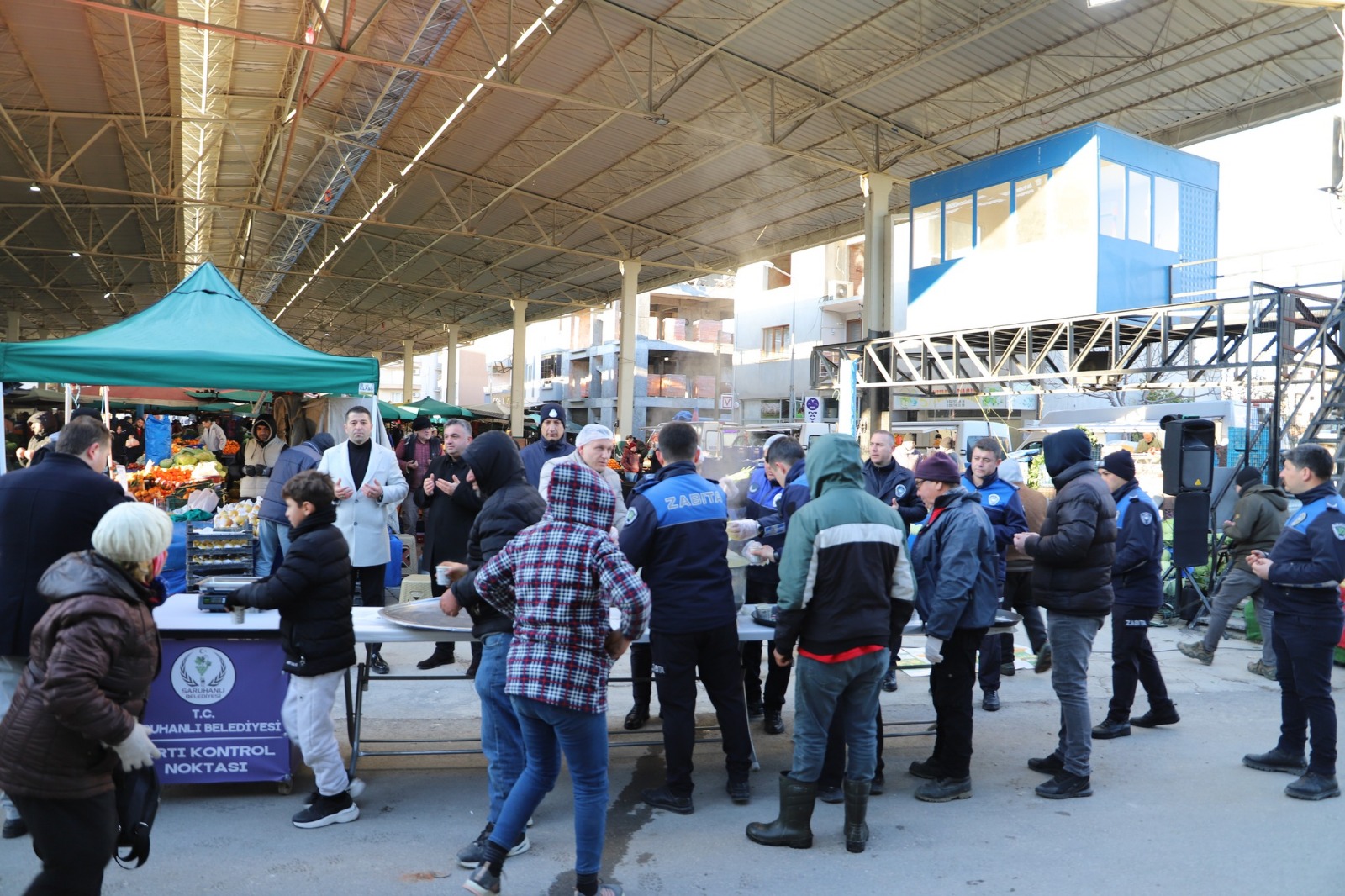 Manisa'da Soğuk Havaya Karşı Sıcak Dokunuş: Pazar Esnafına Çorba İkramı