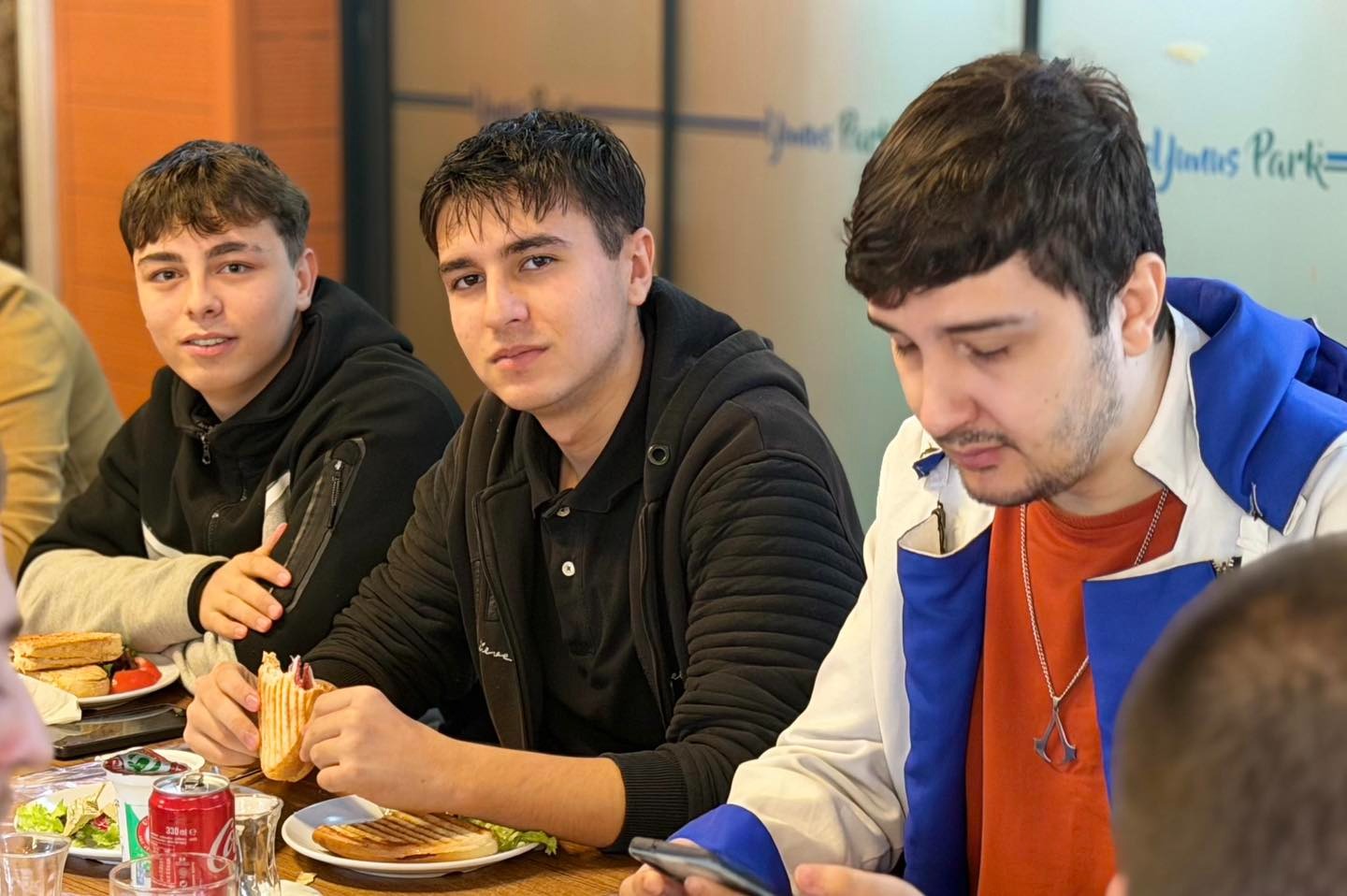 Manisa'da Gençlerin Yeni Buluşma Noktası: Gençlik Kafe Yoğun İlgi Görüyor