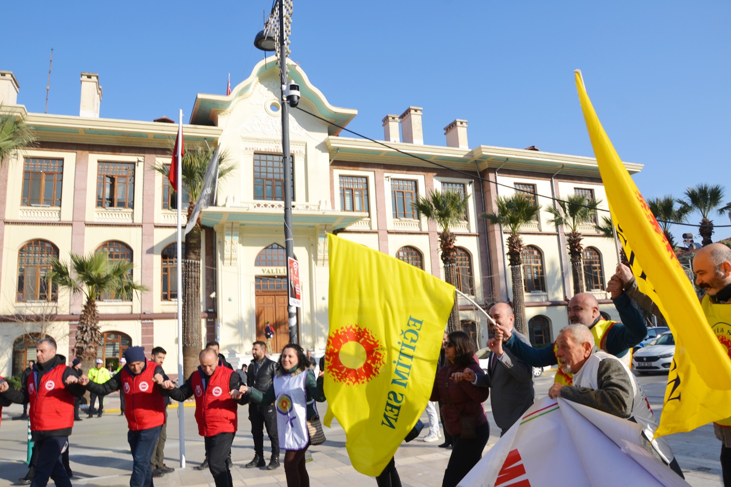 Manisa’da Kamu Emekçileri İş Bıraktı: “Geçinemiyoruz, İnsanca Yaşam İstiyoruz”