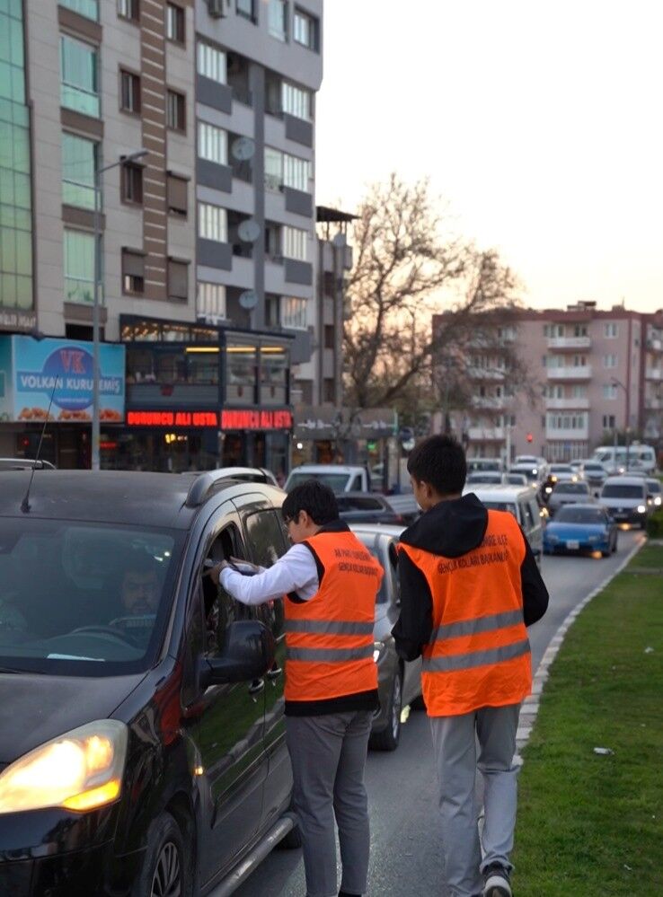 Ak Parti Yunusemre Gençlik Kolları Iftara Yetişemeyenlere Iftarlık Dağıttı-1