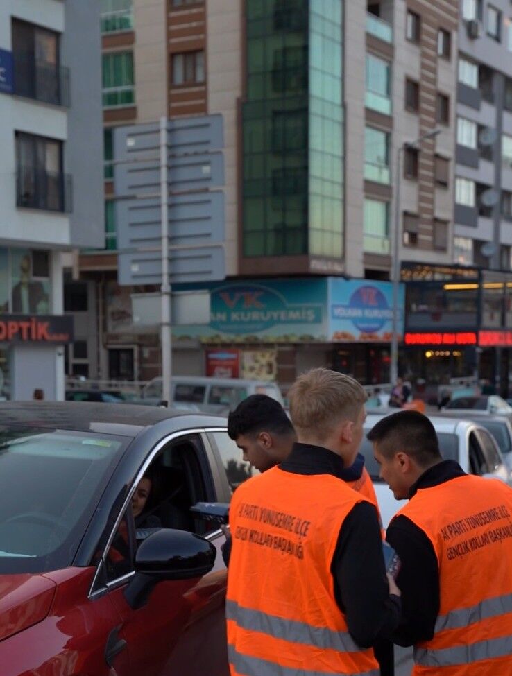 Ak Parti Yunusemre Gençlik Kolları Iftara Yetişemeyenlere Iftarlık Dağıttı (3)