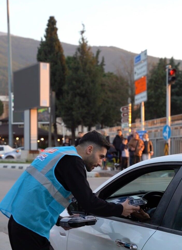 Ak Parti Yunusemre Gençlik Kolları Iftara Yetişemeyenlere Iftarlık Dağıttı (4)