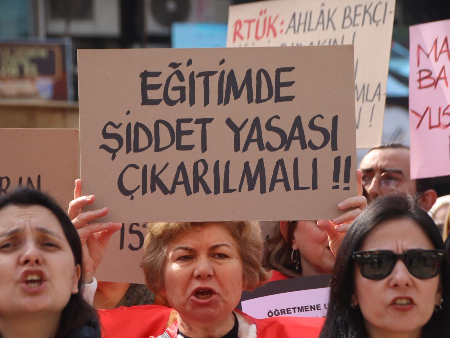 Manisa’da eğitim sendikalarından sert tepki: “Artık yeter, ölmek istemiyoruz!”