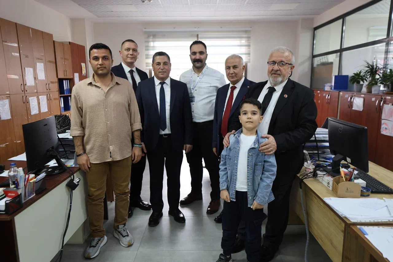 Yunusemre Belediyesi’nde Bayramlaşma Başkan Yardımcıları Personelle Buluştu (2)