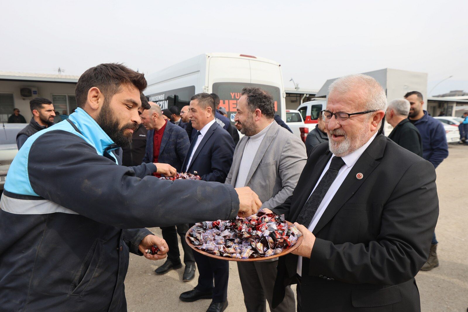 Yunusemre Belediyesi’nde Bayramlaşma Başkan Yardımcıları Personelle Buluştu (3)