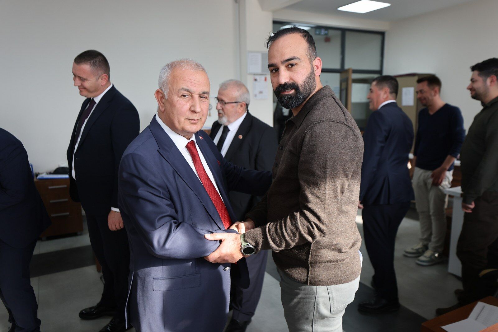 Yunusemre Belediyesi’nde Bayramlaşma Başkan Yardımcıları Personelle Buluştu (4)