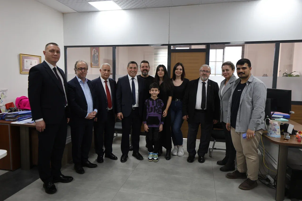 Yunusemre Belediyesi’nde Bayramlaşma Başkan Yardımcıları Personelle Buluştu (6)