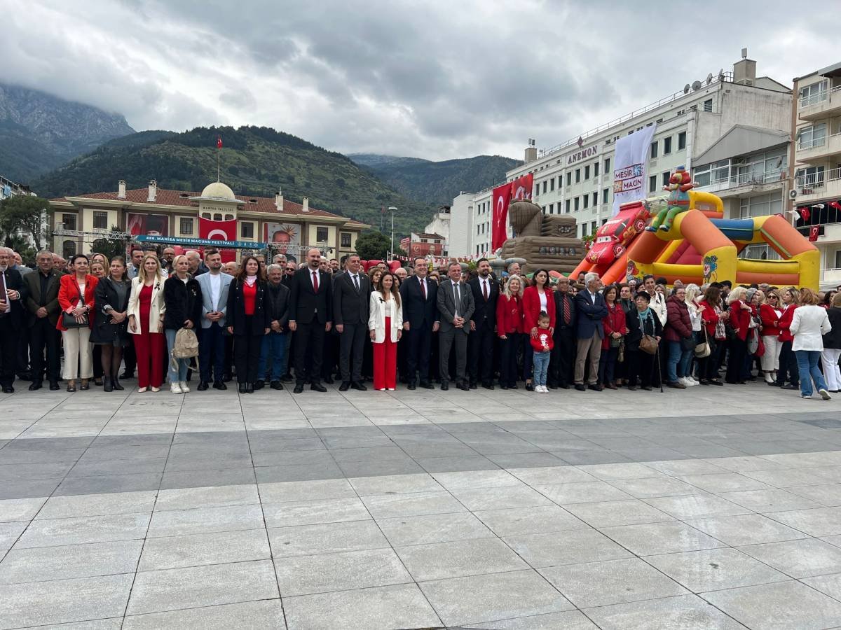 Chp Manisa Atatürk Anıtına Çelenk Sundu (3)