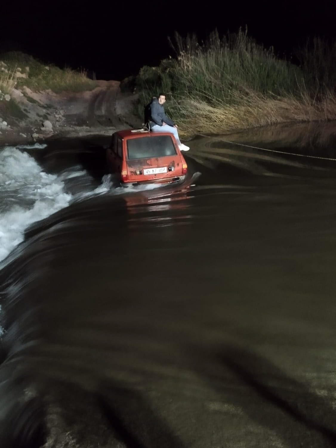 Kumçay Irmağı'da Korkunç Olay 2 Kişi Irmakta Mahsur Kaldı (1)