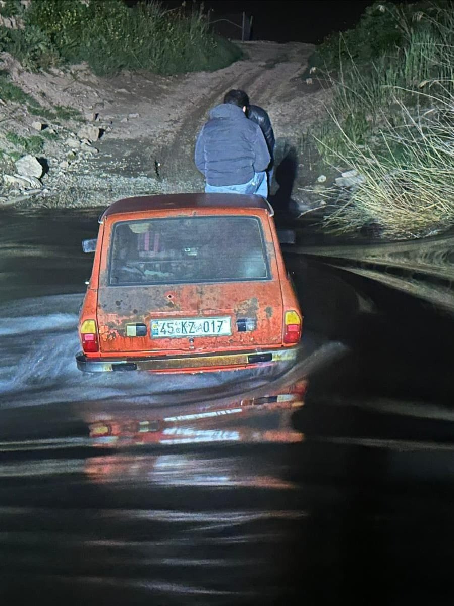 Kumçay Irmağı'da Korkunç Olay 2 Kişi Irmakta Mahsur Kaldı (2)