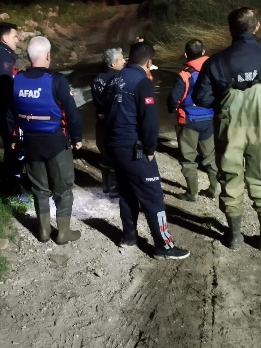 Kumçay Irmağı'da Korkunç Olay 2 Kişi Irmakta Mahsur Kaldı (4)