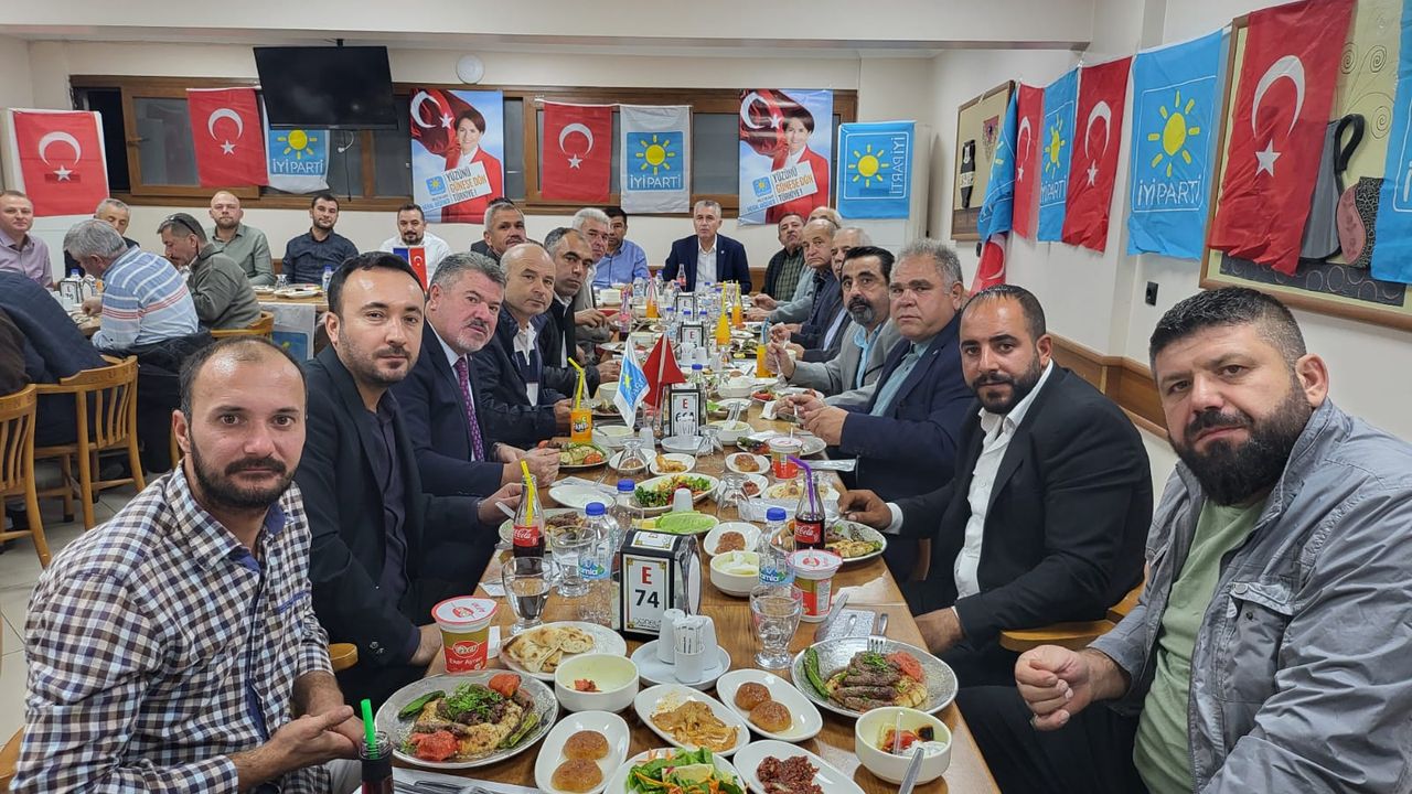 İYİ Parti Şehzadeler İlçe Başkanlığı Birlik beraberlik toplantısı düzenledi
