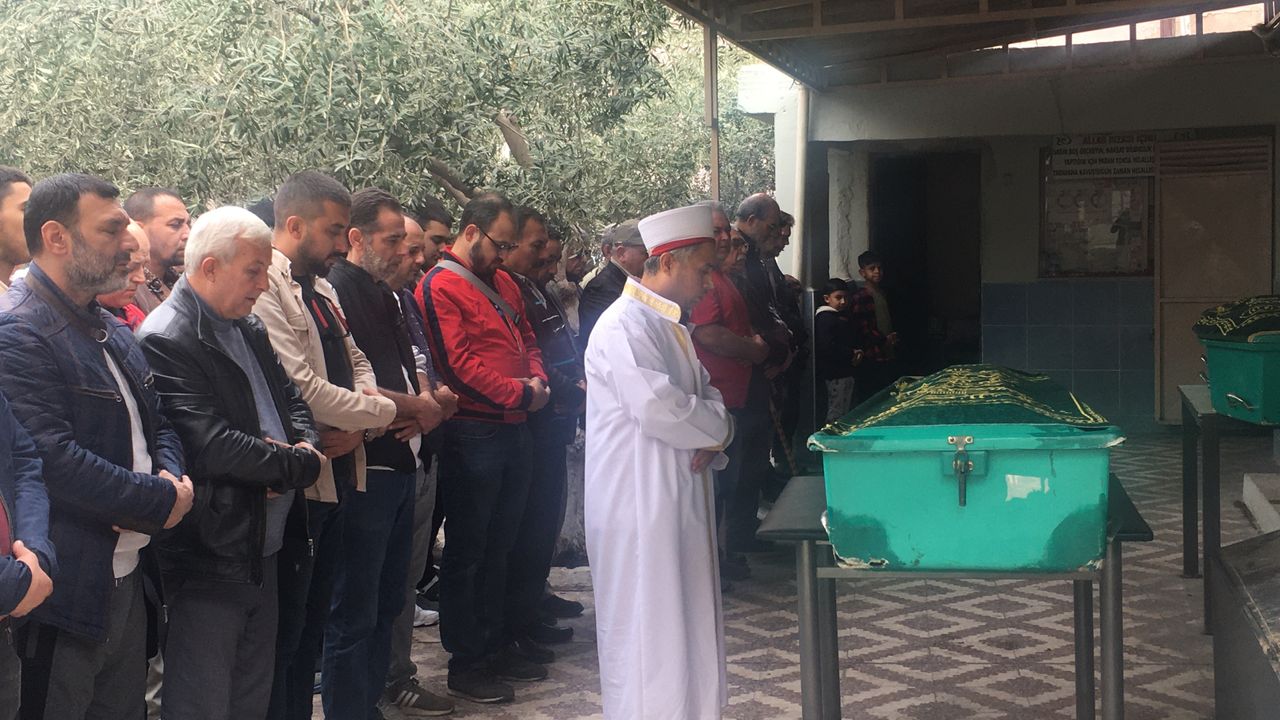İzmir’de motosiklet kazasında ölen 2 kardeş toprağa verildi