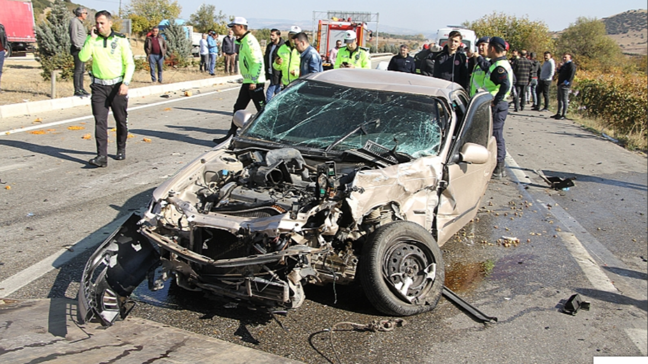 İki otomobil kavşakta çarpıştı: 1'i ağır 4 yaralı