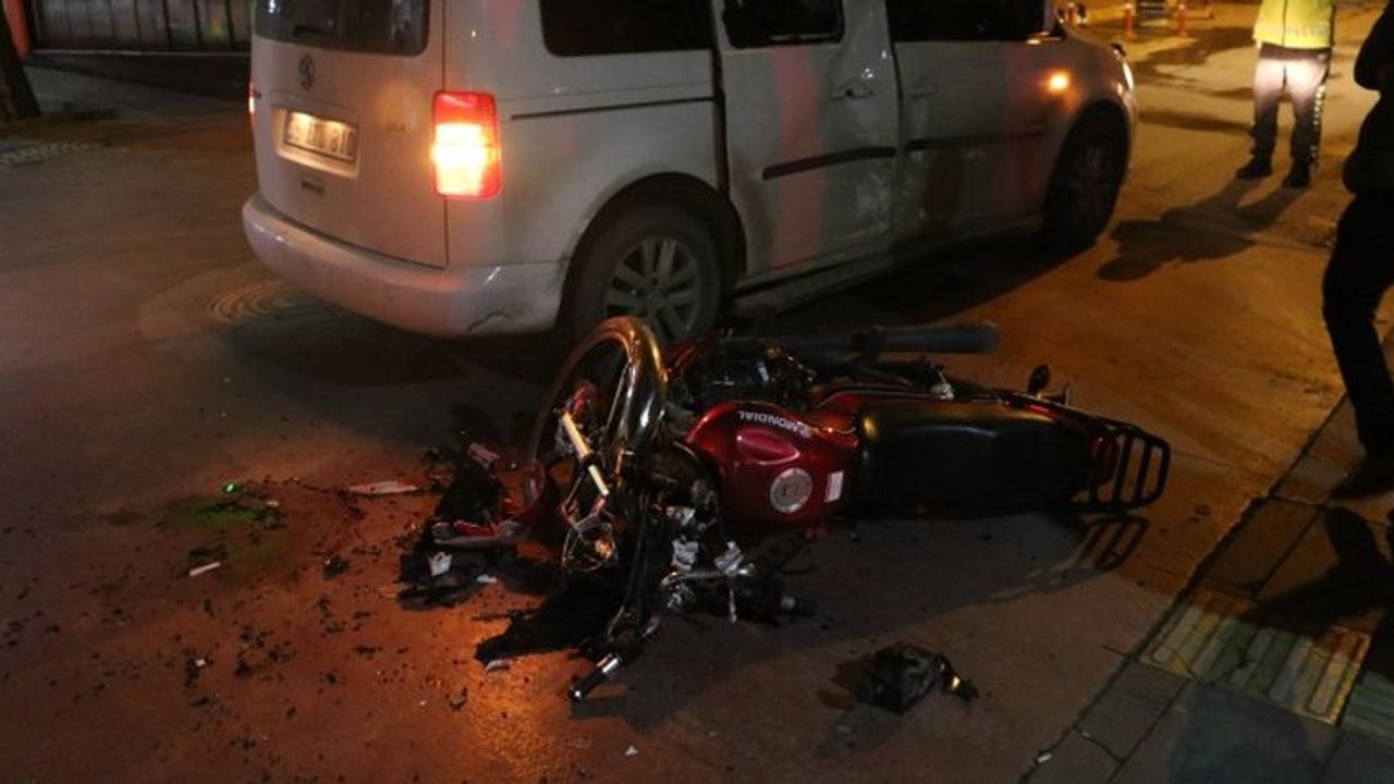 Manisa'da otomobille çarpışan motosikletli hastahaneye kaldırıldı