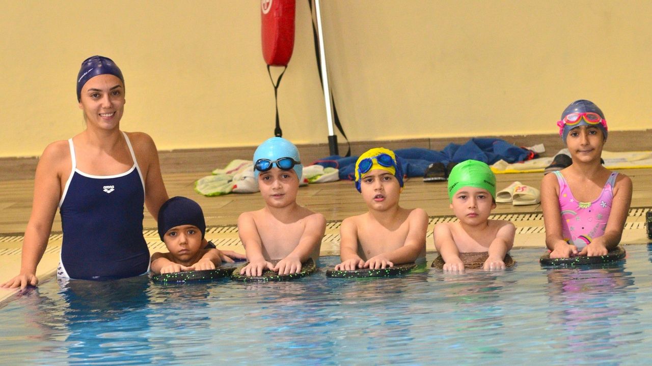 Yunusemreli çocuklar kışın da yüzme öğreniyor