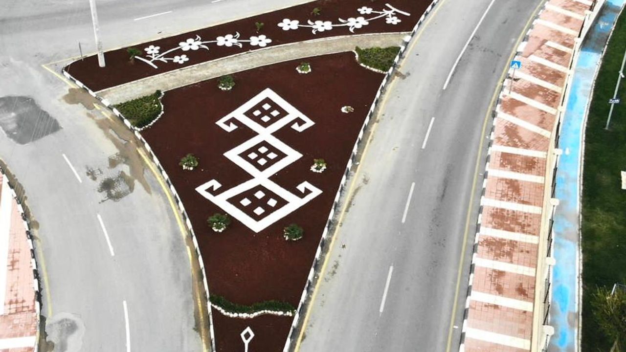 Dolomit Taşı ve Cürufla Manisa Caddeleri Motif Gibi İşleniyor