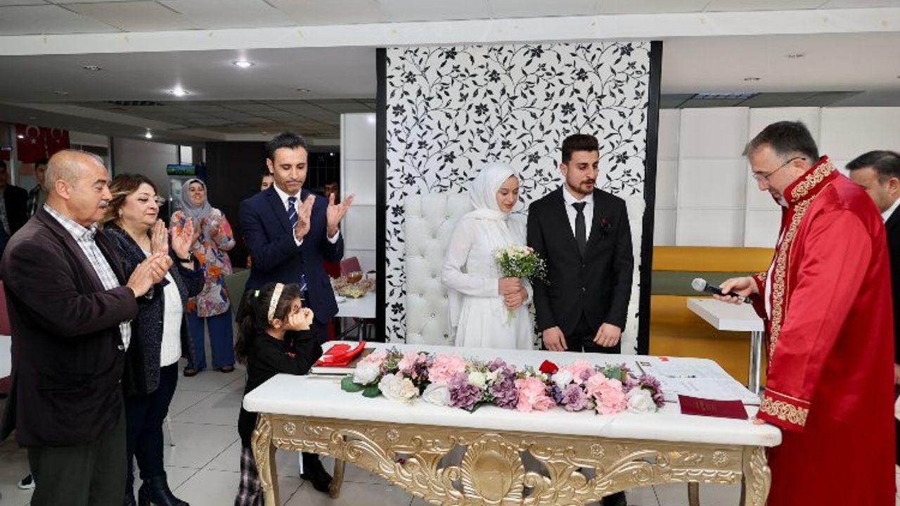 Depremzede çiftin nikahını Mehmet Savran kıydı