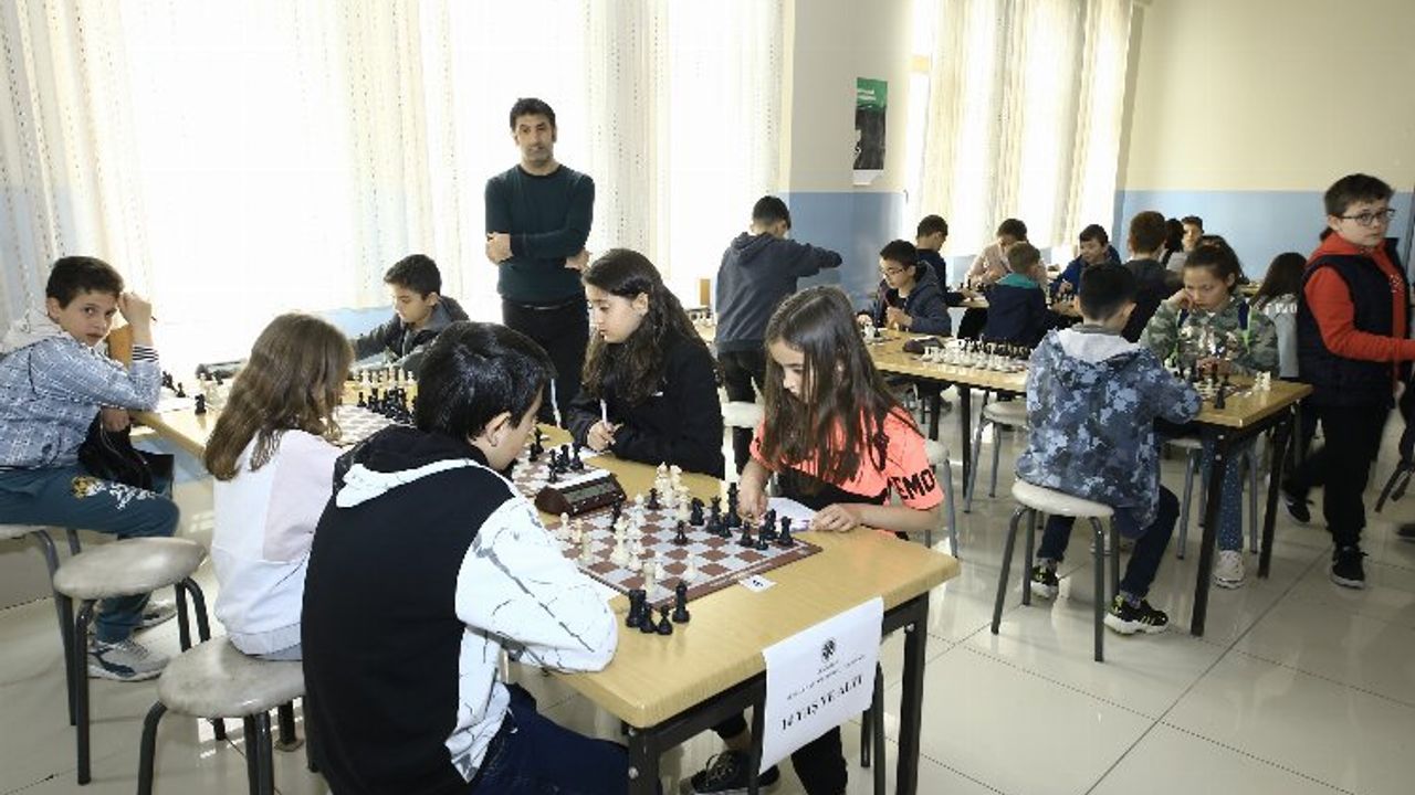 Bursa Yenişehir'de Yeşilay Satranç Turnuvası düzenlendi