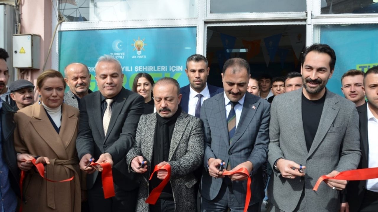 AK Parti'li Ahmet Mücahit Arınç, Demirci'de seçim bürosu açılışı yaptı